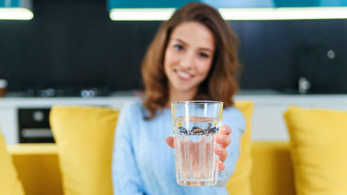 ¿Cuánta agua debe beber al día?